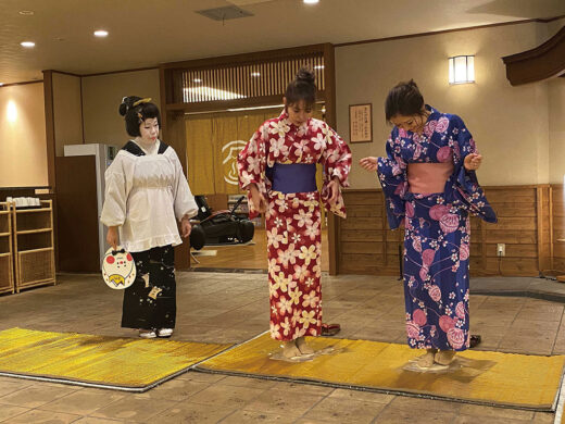 画像：名物芸者による金の讃岐うどんショー